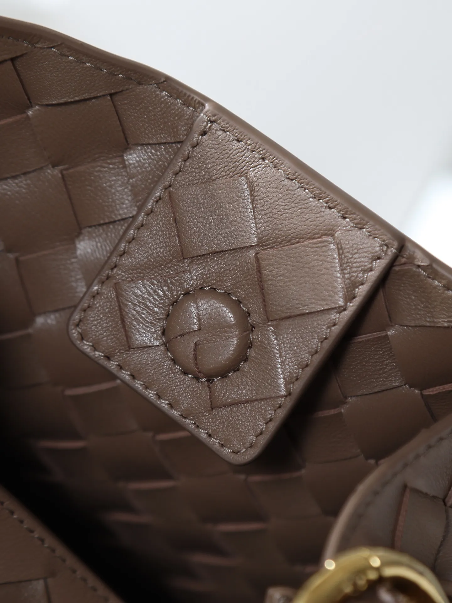 Batch 3300. The 24th early autumn new model Andiamo Parachute is made of a whole piece of woven leather. It is processed with folding stitching at the four corners # Craftsmanship and creativity. Large size is atmospheric and practical. One of the must-selects for BV. Large space, can hold a computer, shoulder straps are thick, and the upper shoulder is very comfortable. Large parachute upper body real photo can be carried on the back. The upper body is versatile and cute☺️ Style number: 796571 Size: 30*26*20cm